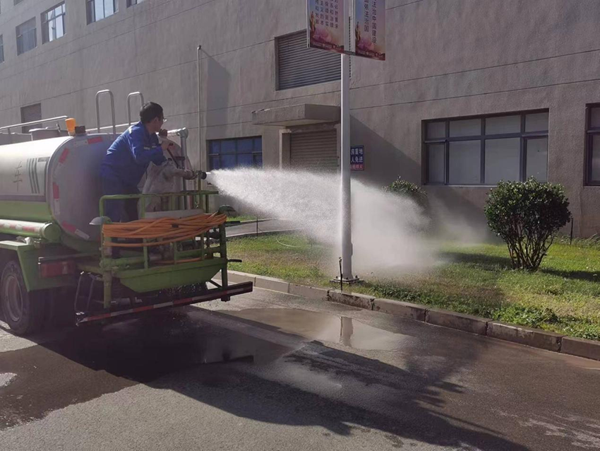 【“三抓三促”进行时】梳妆焕颜正当时 厂区绿化展新貌——生产管理部开展草坪美化工作