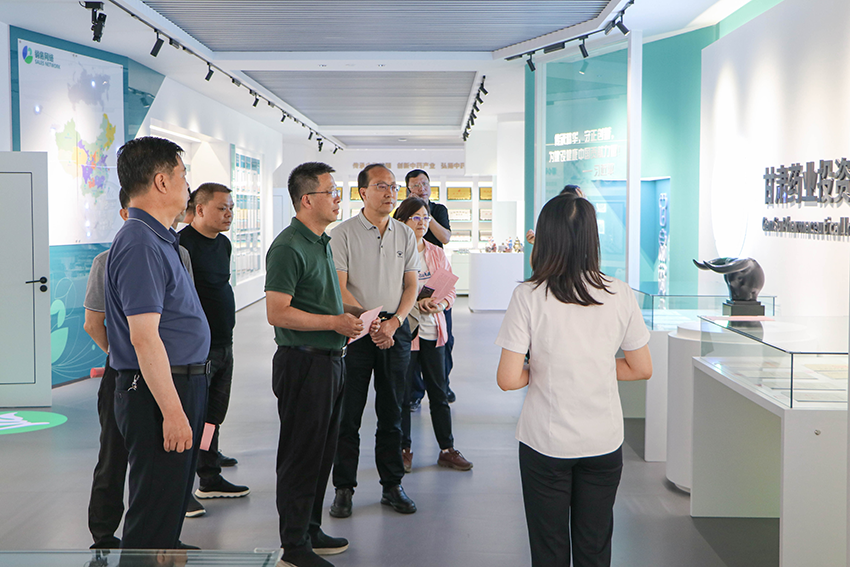 南昌市政协调研组一行到陇神戎发考察调研